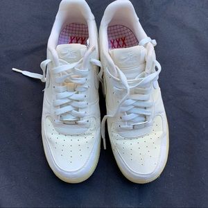 White nike Air Force 1